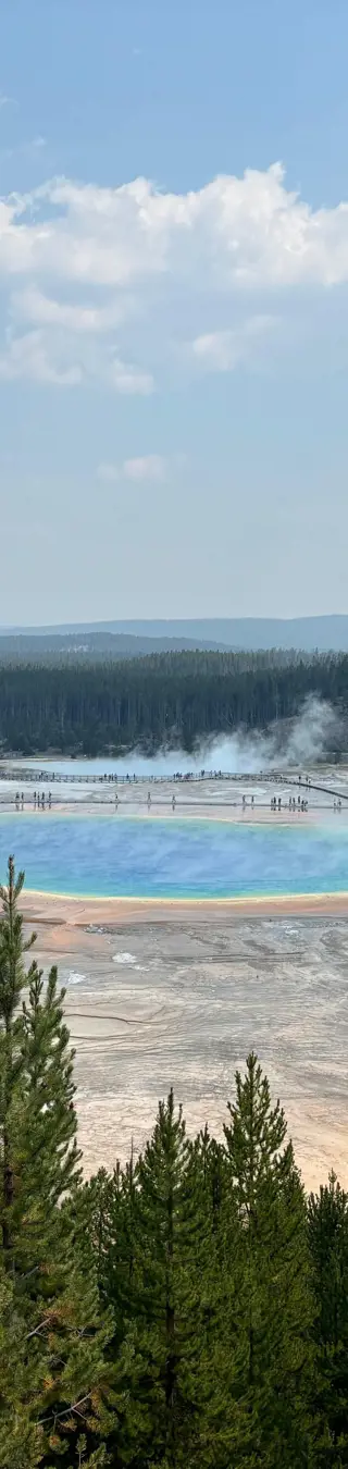 Der Yellowstone-Nationalpark zählt zu den bekanntesten und ältesten Nationalparks weltweit. Mit seiner beeindruckenden Vielfalt – darunter Wildtiere, geothermische Aktivitäten und eine atemberaubende Landschaft – zieht er jährlich rund 4 Millionen Besucherinnen und Besucher an. Dennoch bleibt ein grosser Teil des Parks wild und unberührt.
